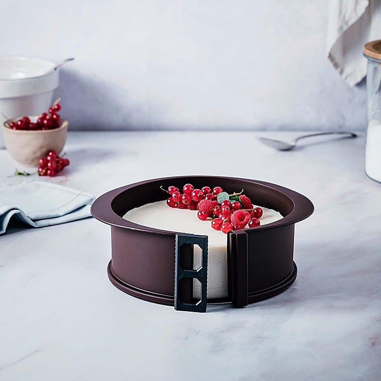 Prepara deliciosos postres y sírvelos sin romperlos con estos moldes desmontables con base de cristal