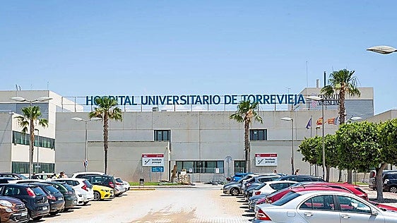 Un incendio en el Hospital de Torrevieja deja dos heridos y obliga a desalojar la segunda planta