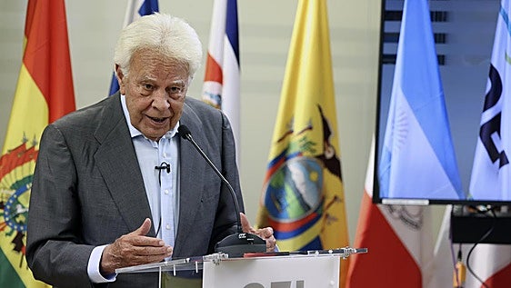 Felipe González dice no atreverse a «creer» la acusación contra Zapatero: «Su presunción de inocencia es indiscutible»