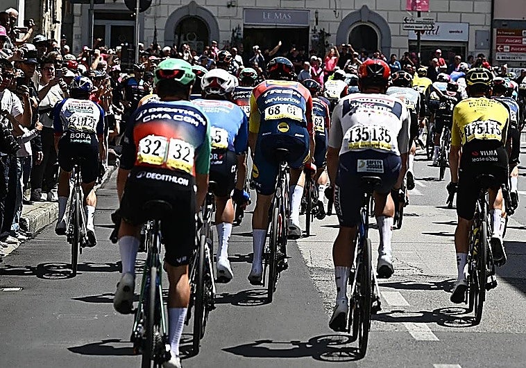 Algunos ciclistas del Giro de Italia señalan a un corredor que orinaba en los botellines