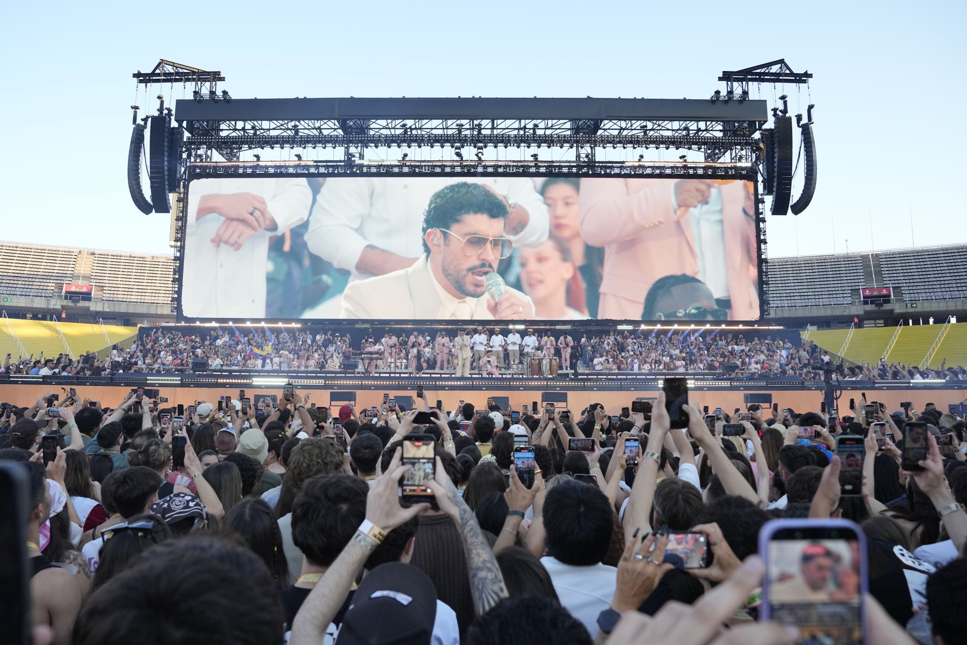 Bad Bunny, turnesinin Avrupa galasında Barselona'da çılgınlığı serbest bıraktı