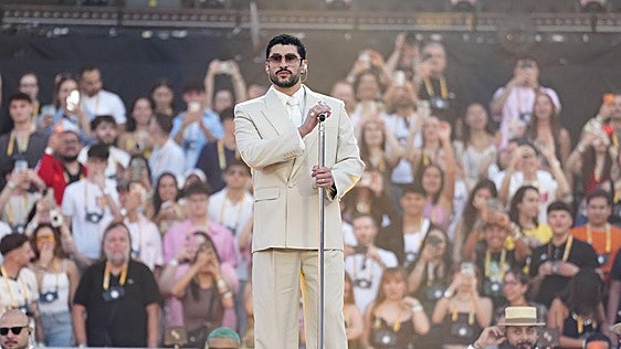 Bad Bunny desata la locura en Barcelona en el estreno europeo de su gira