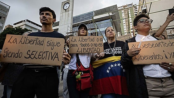 Venezuela liberará a otros 500 presos políticos tras la muerte de un reo