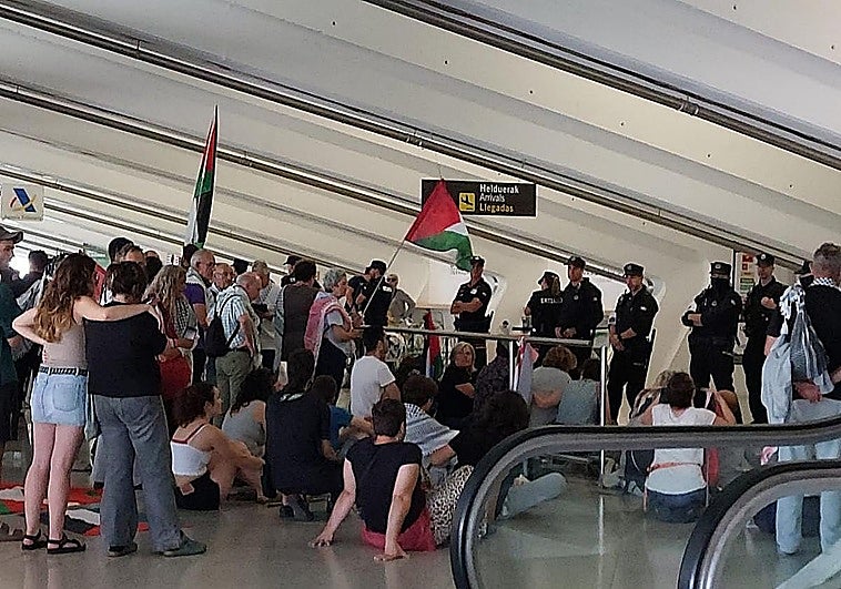 Incidentes en el aeropuerto de Bilbao en el recibimiento a los activistas de la flotilla propalestina