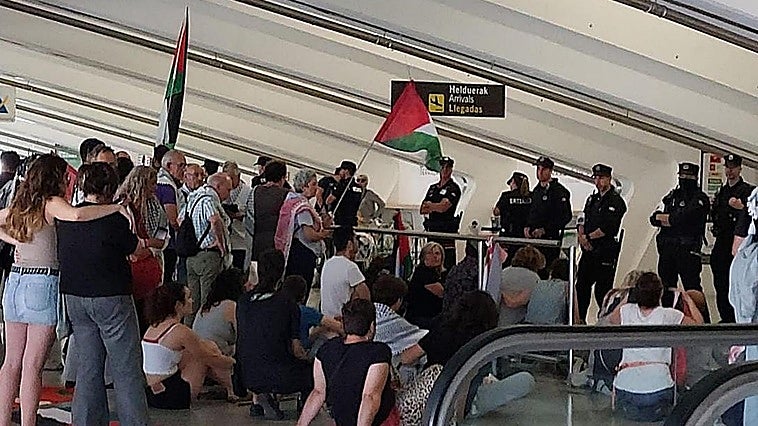 Incidentes en el aeropuerto de Bilbao en el recibimiento a los activistas de la flotilla propalestina
