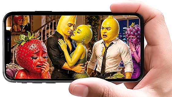 Duran segundos y enganchan como una serie: así son las 'frutinovelas' que arrasan en redes