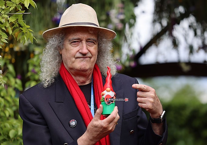 Brian May, guitarrista de Queen, con su gnomo.