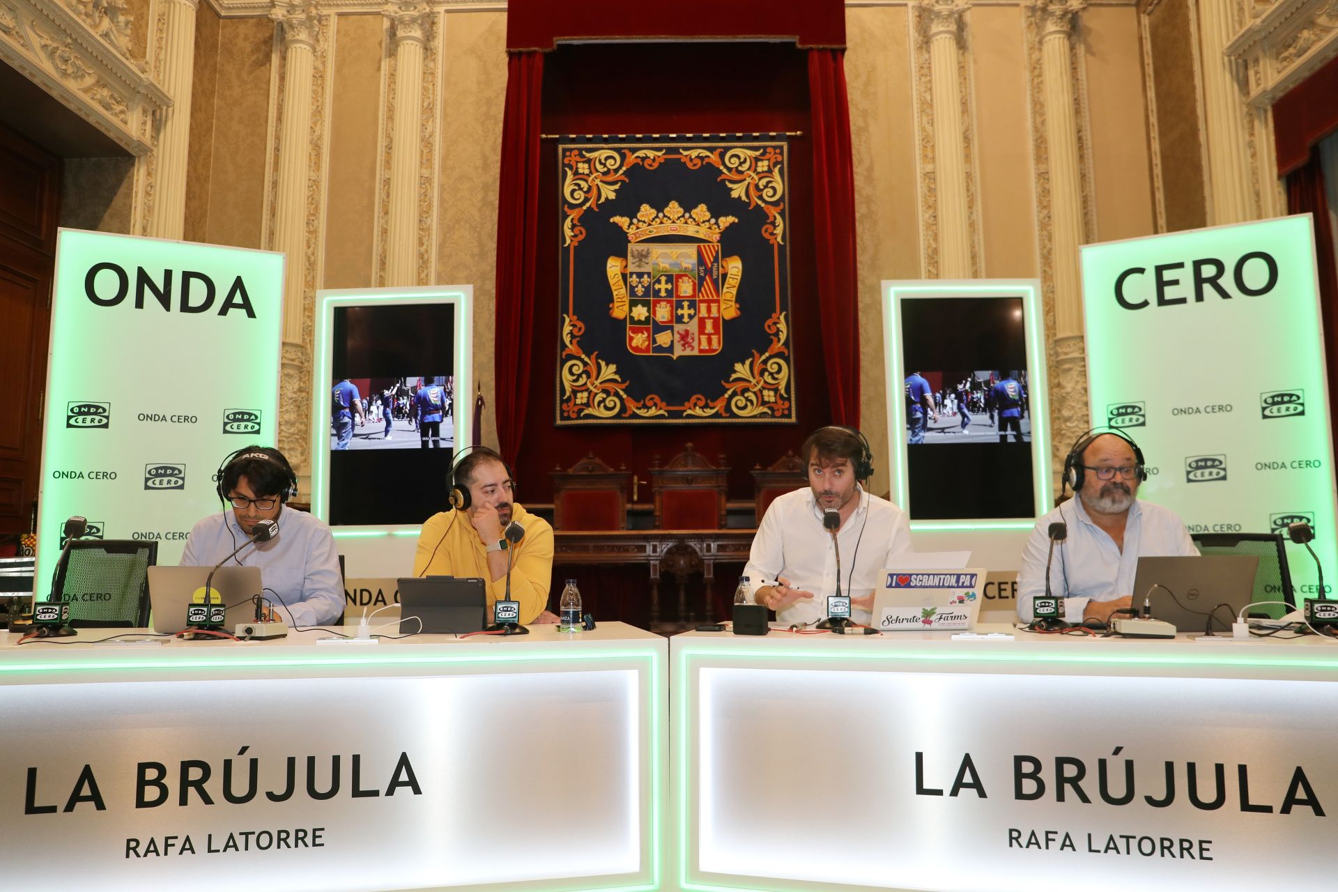 El programa 'La Brújula', que dirige y presenta Rafa Latorre en Onda Cero, se realiza desde el Palacio de la Diputación de Palencia.