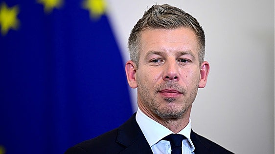 Magyar emula a Orbán y bloquea reformas que la UE exige a Hungría