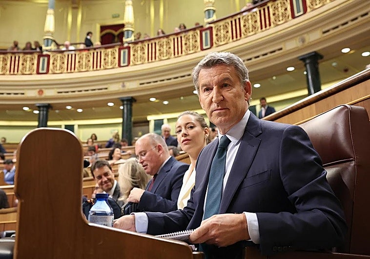 Feijóo se receta paciencia convencido de que el desgaste del PSOE solo puede ir a peor