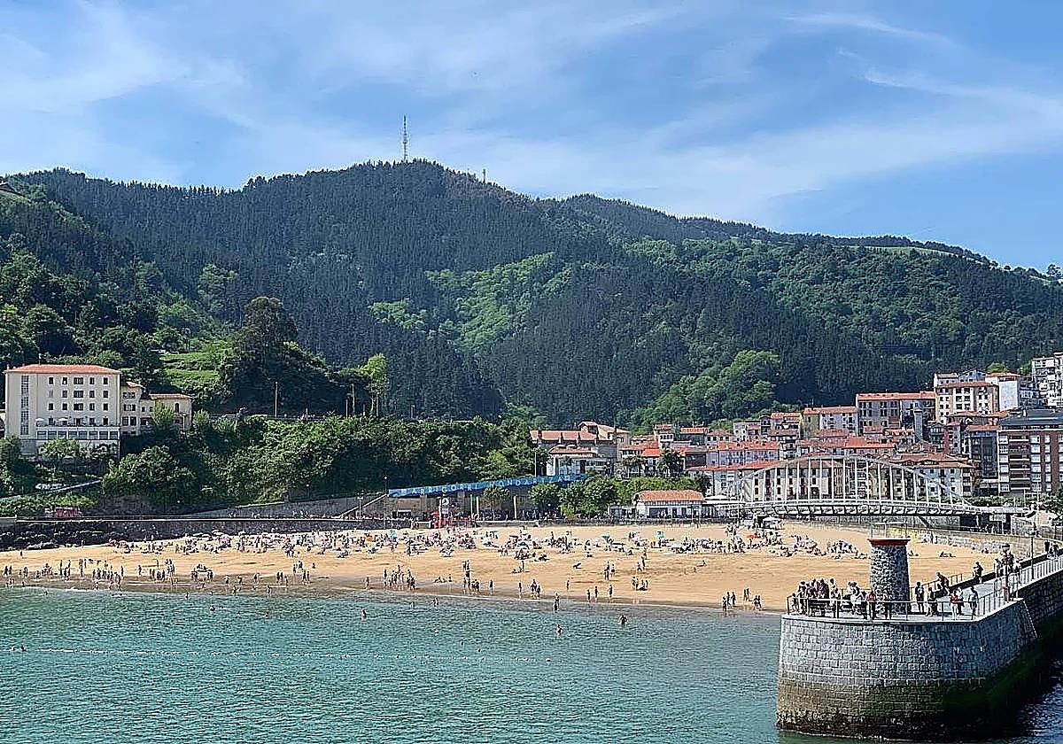Detenido en Ondarroa por masturbarse y fotografiar a menores en las duchas de la playa