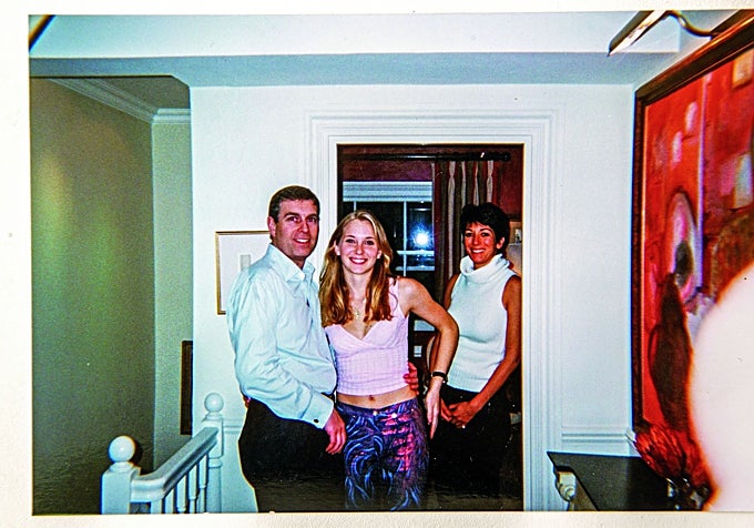 «El príncipe Andrés, Maxwell y yo en la casa de Maxwell de Londres, en marzo de 2001. Le pedí a Epstein que sacara la foto con mi cámara de usar y tirar. Horas después me obligaron a mantener relaciones sexuales con el príncipe».