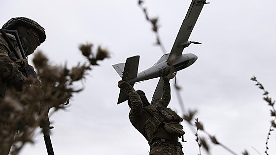 El Kremlin autoriza a los bancos a armarse y derribar los drones ucranianos