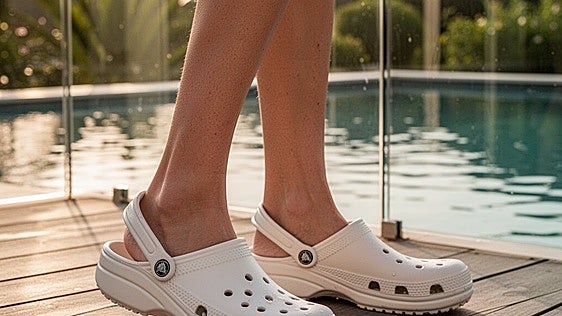Estos zuecos Crocs combinan comodidad, estilo y versatilidad para todo tipo de situaciones