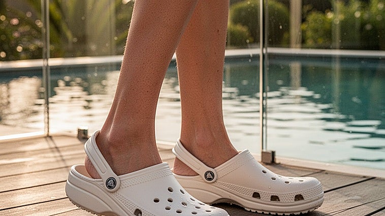 Estos zuecos Crocs combinan comodidad, estilo y versatilidad para todo tipo de situaciones