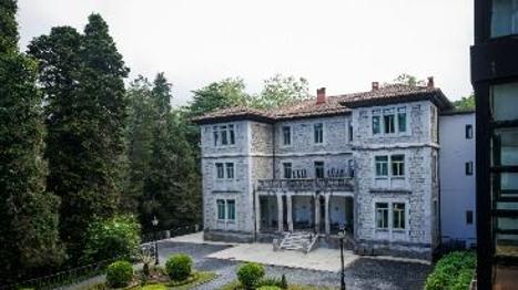 Dormir en el palacio cántabro donde la historia se escucha entre árboles