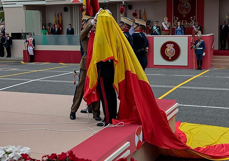 La bandera de España se cae durante su izado en el desfile del Día de las Fuerzas Armadas