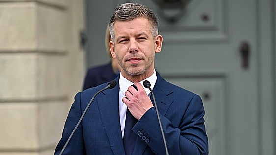 Magyar reformará la Constitución para deshacerse del presidente de Hungría