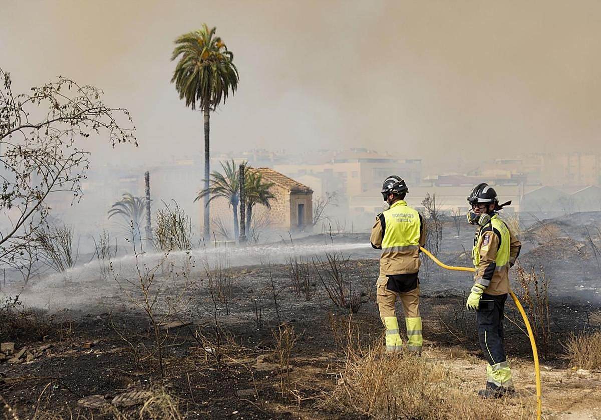 Un incendio forestal en Murcia obliga a desalojar varias viviendas y a pedir la intervención de la UME