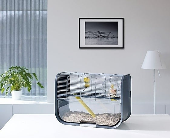 Esta jaula para hámster es amplia, práctica y perfecta para tener a tu mascota bajo control