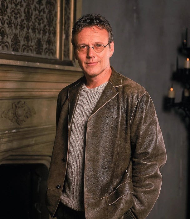 Anthony Head, como Rupert Giles, en una imagen promocional de 'Buffy, cazavampiros'.