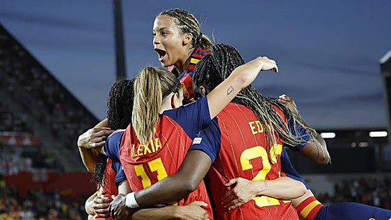 España golea a Inglaterra y pone pie y medio en el Mundial 2027