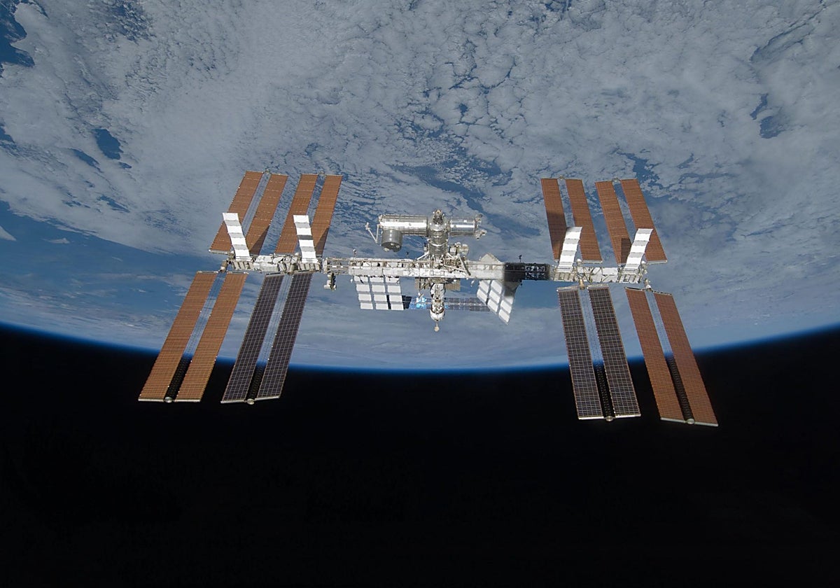 Una posible fuga de aire obliga a los astronautas de la estación espacial a refugiarse en su nave durante dos horas