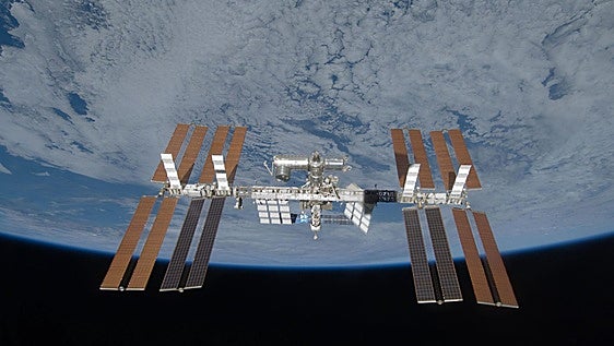 Una fuga de aire obliga a cinco astronautas de la estación espacial a refugiarse en la nave Dragon durante dos horas