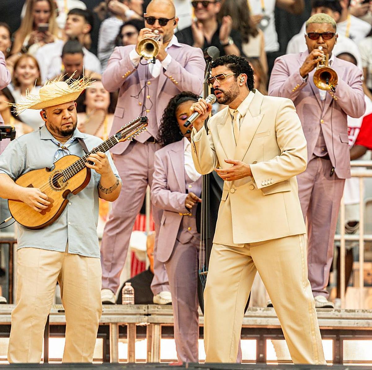 El cantante Bad Bunny actúa durante un concierto.