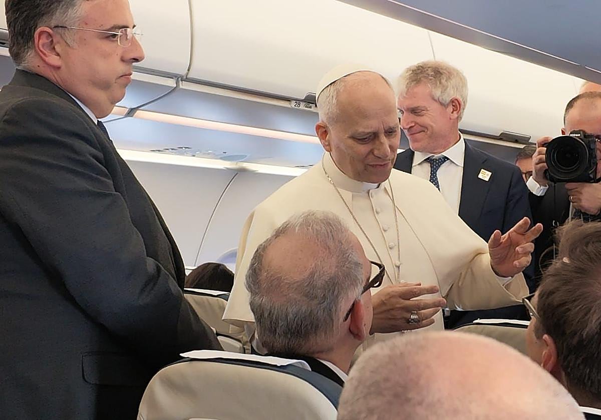 El Papa, en el vuelo a Madrid: «La Iglesia tiene un mensaje para todos»