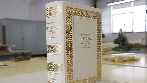 Del bastón de Carmela al apóstol Santiago: los primeros regalos a León XIV en España