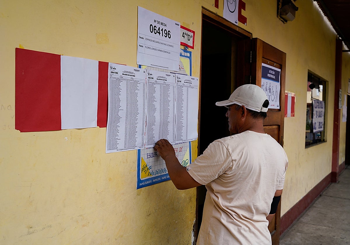 Perú vota sin papeletas en algunas mesas y en medio del caos