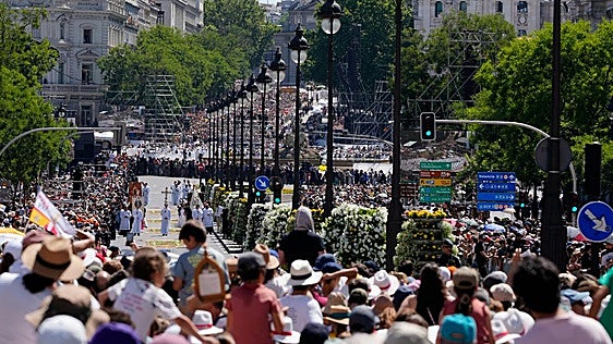 Madrid amaneció vestida de claveles al paso de León XIV