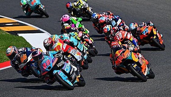 Máximo Quiles suma la manita en un accidentado final de Moto3