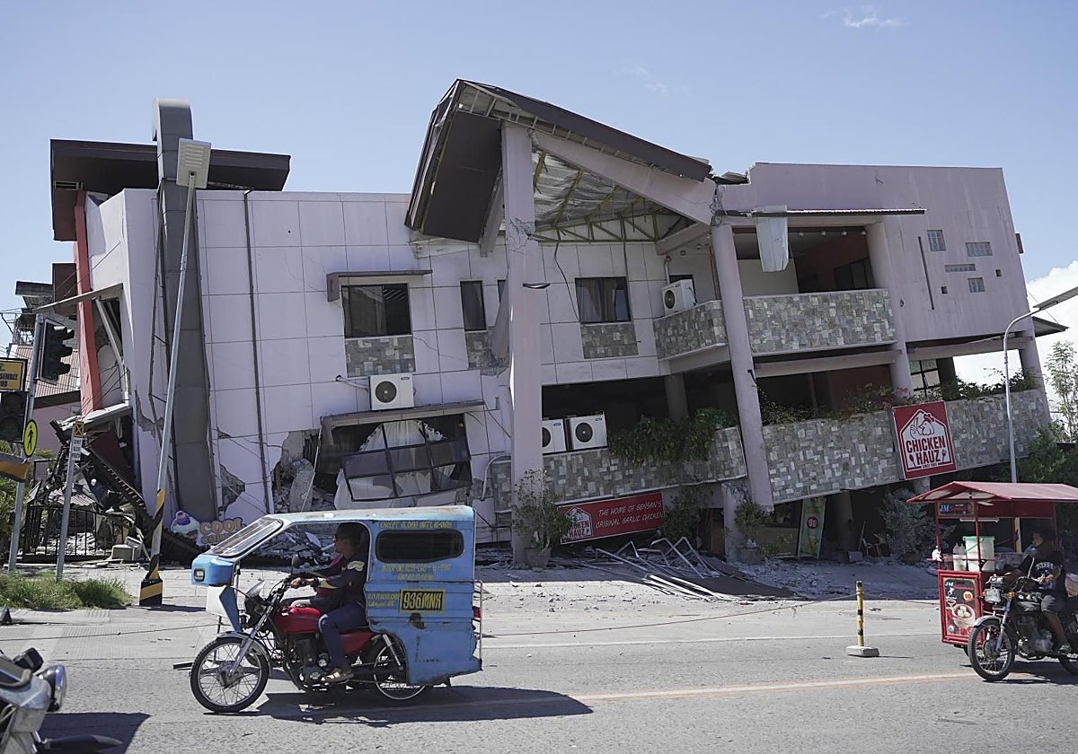 Un terremoto en Filipinas deja al menos 32 muertos y obliga a evacuar a la población por riesgo de tsunami