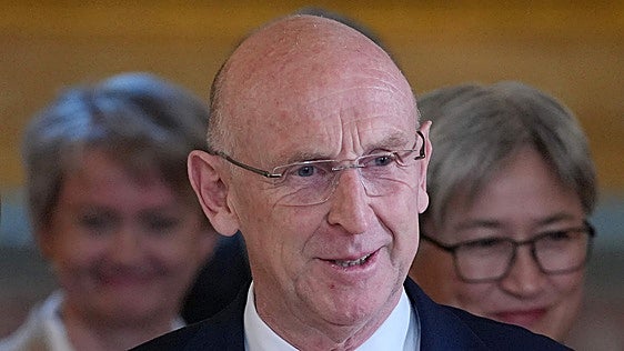 Dimite el ministro de Defensa del Reino Unido por la falta de inversión militar