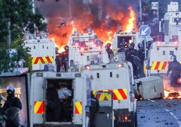 La extrema derecha convierte las calles de Belfast en un campo de batalla contra la inmigración