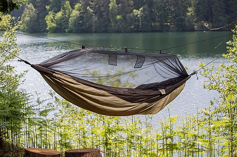 Estas hamacas con mosquitera son perfectas para los amantes del vivac y la naturaleza