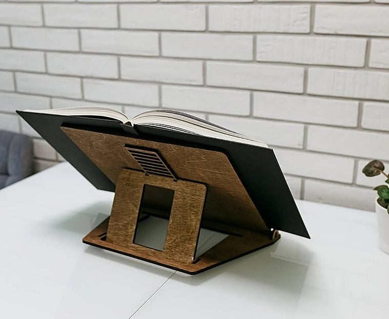 Estos soportes de madera para libros, tablets y smartphones son súper prácticos y muy estilosos