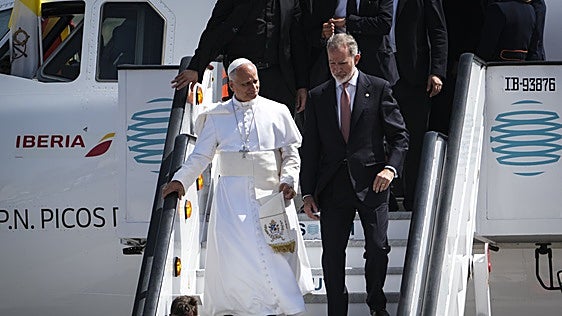 «Muchas gracias por habernos salvado», las palabras del Papa a la tripulación del Falcon que lo llevó a Roma