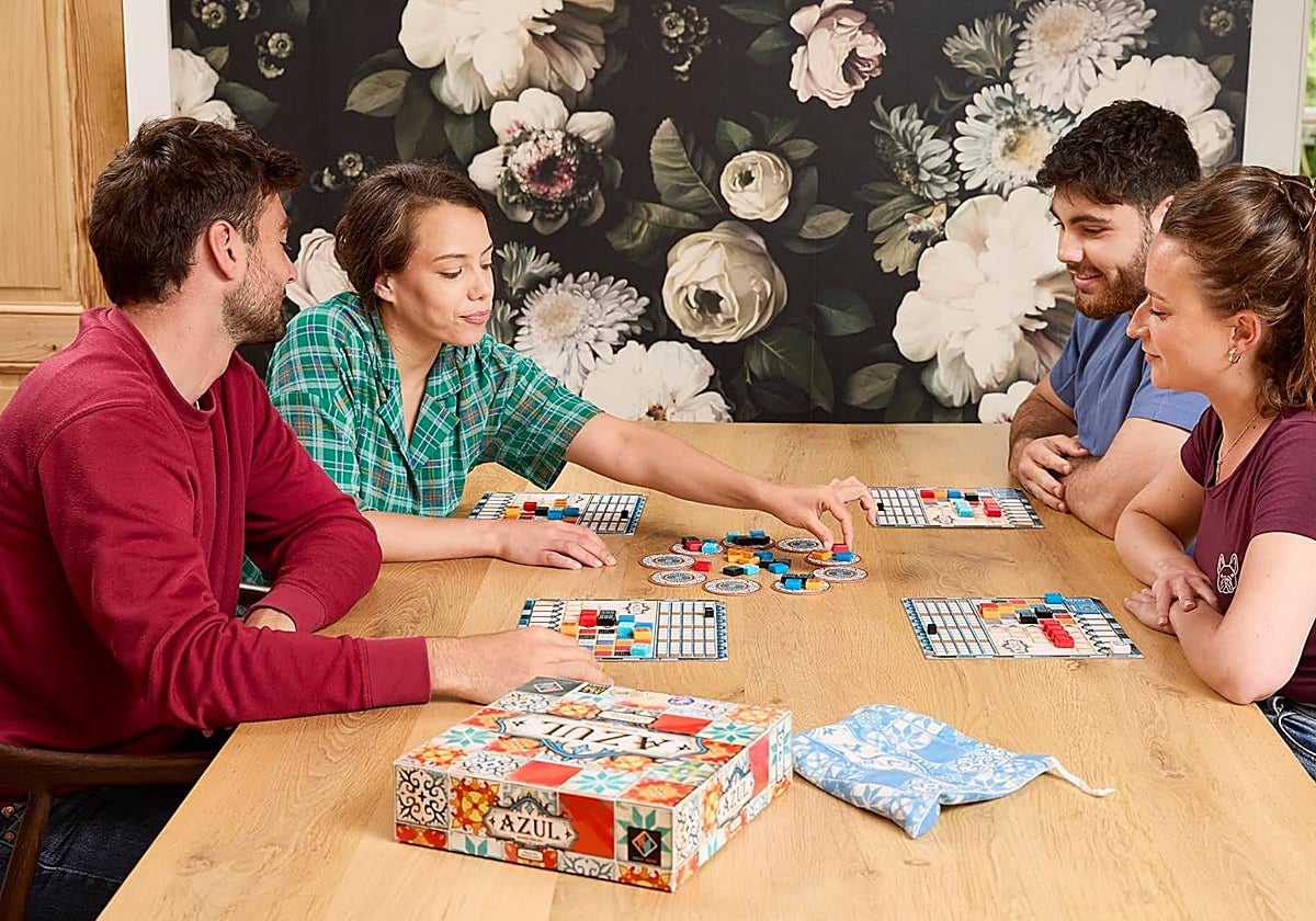 Domina el arte del mosaico mientras te diviertes en familia con el juego Asmodee Azul