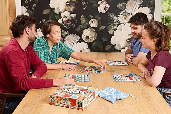 Domina el arte del mosaico mientras te diviertes en familia con el juego Asmodee Azul