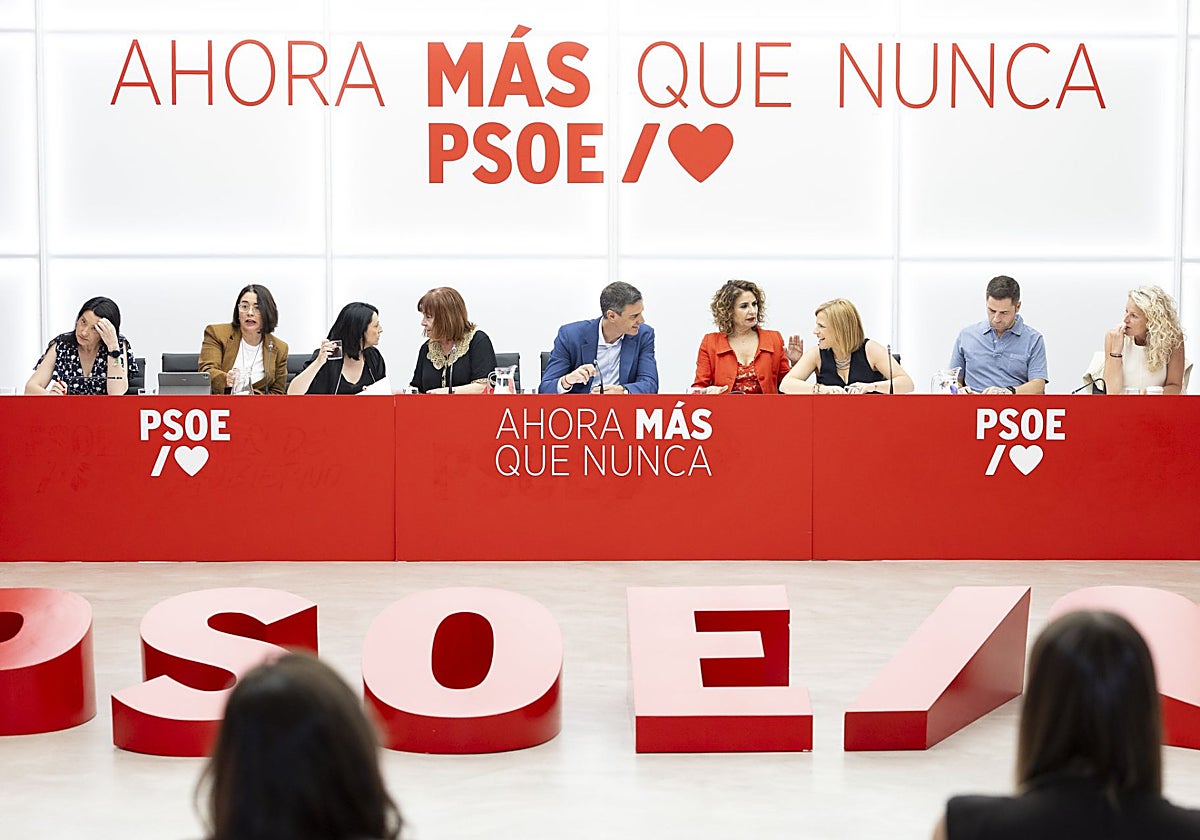 La dirección del PSOE confía en que Zapatero «entre a todo» ante el juez y no prorrogue el vacío de explicaciones