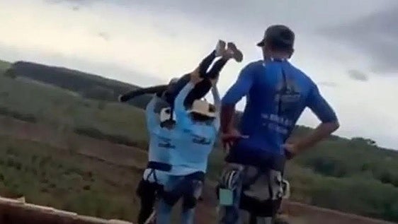 Muere una joven de 21 años tras ser lanzada sin cuerdas cuando practicaba puenting