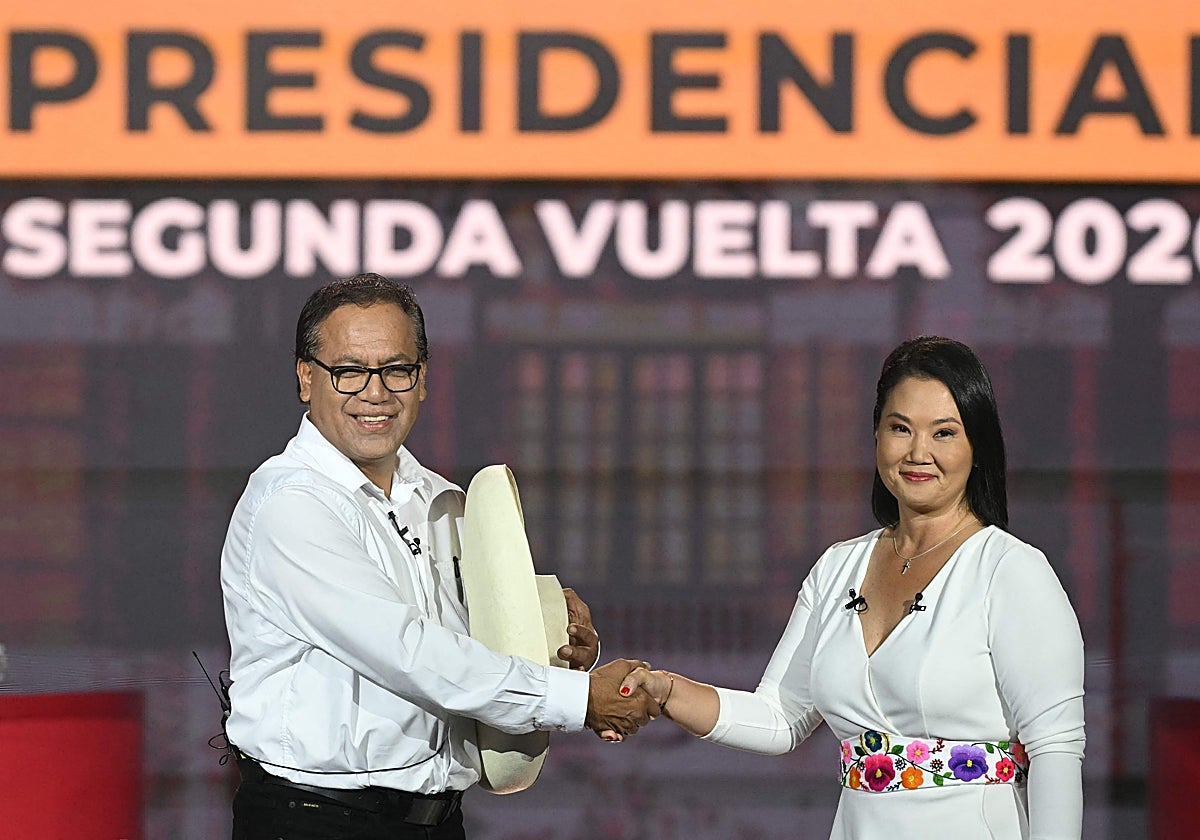 Perú aguarda un escrutinio interminable para determinar quién ocupará la presidencia