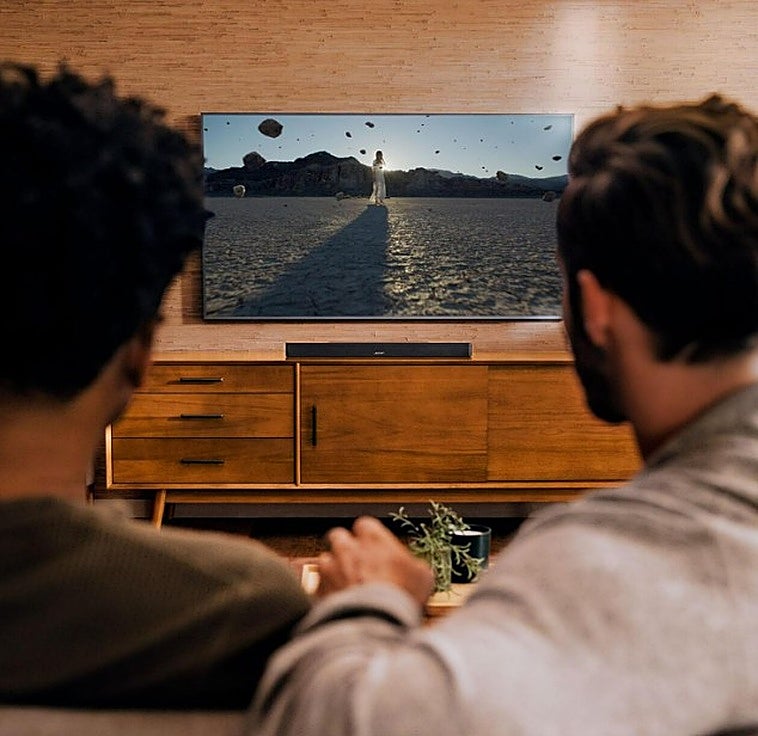 Transforma tu televisor en cine con la Bose barra de sonido inteligente Dolby Atmos