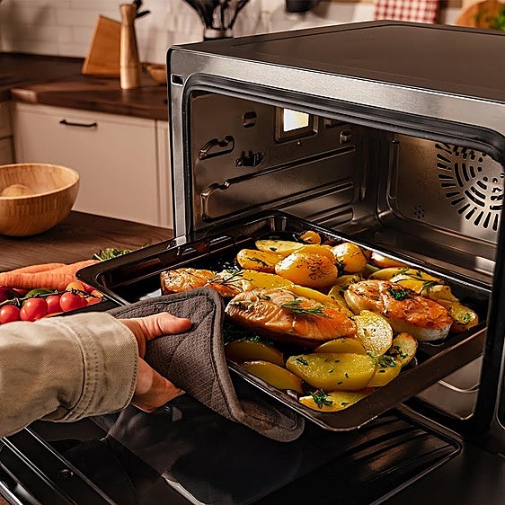 Si buscas un horno eléctrico que ocupe poco y haga mucho, este Cecotec 3 en 1 es tu opción
