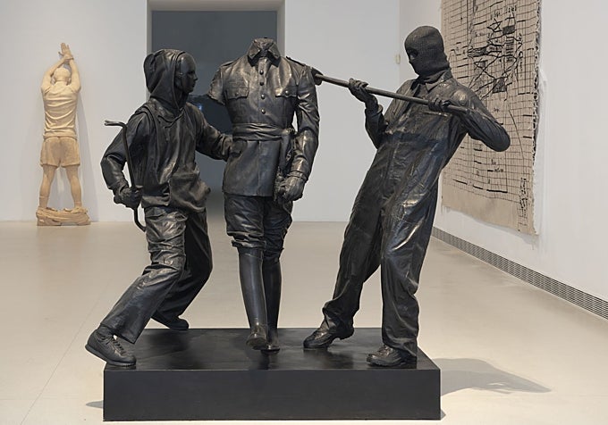 'Narón 2003-2007', un bronce con obreros decapitando a una escultura de Franco