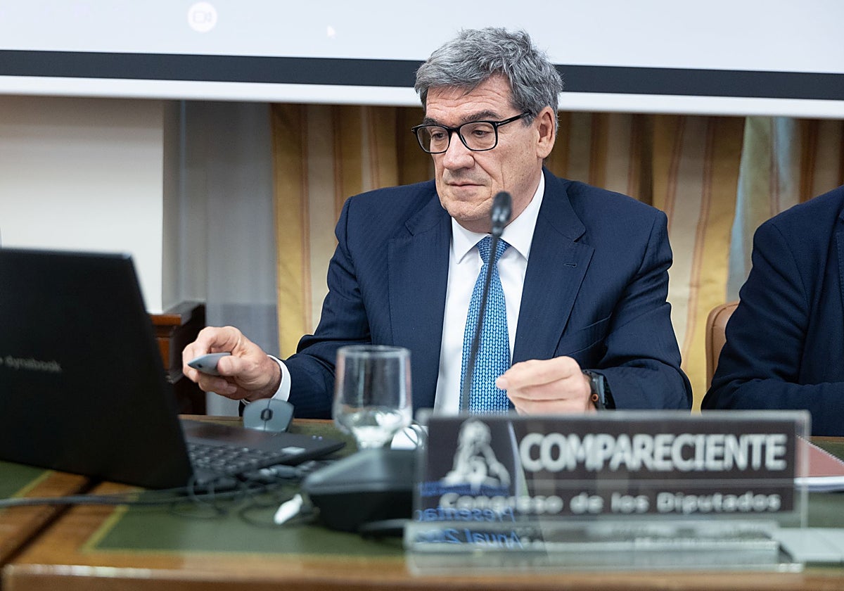 Escrivá sugiere reducir la cotización de los parados para incentivar su vuelta al empleo