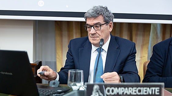 Escrivá sugiere reducir la cotización de los parados para incentivar su vuelta al empleo